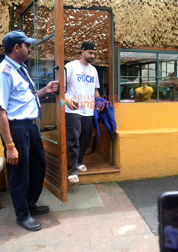 photos soha ali khan and kunal kemmu spotted outside a cafe in bandra 1