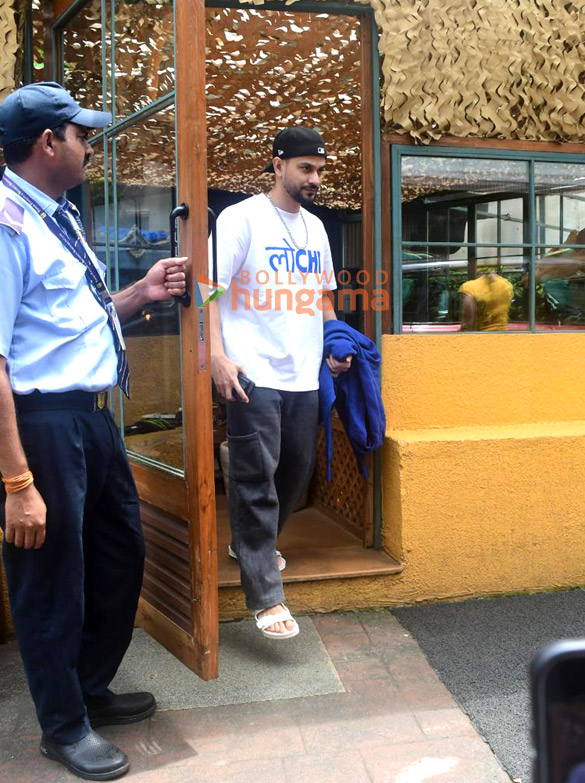 photos soha ali khan and kunal kemmu spotted outside a cafe in bandra 6