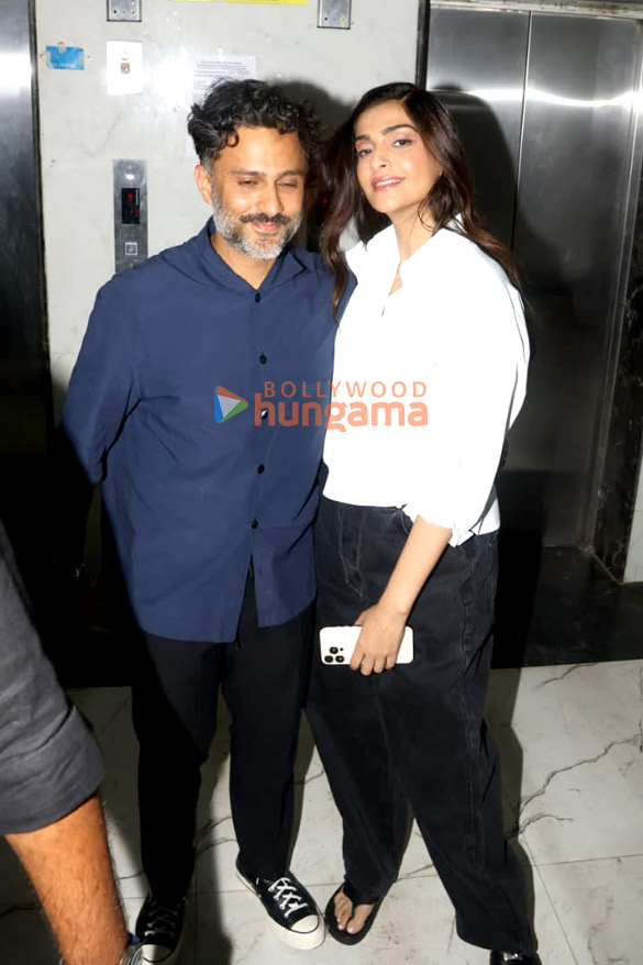 photos sonam kapoor ahuja and anand ahuja snapped in bandra 1 6