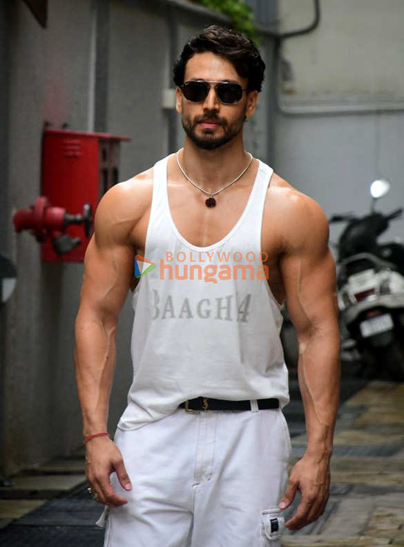 photos tiger shroff snapped in bandra 1 5