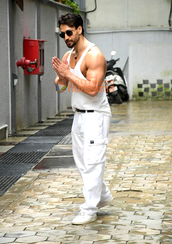 photos tiger shroff snapped in bandra 3 5