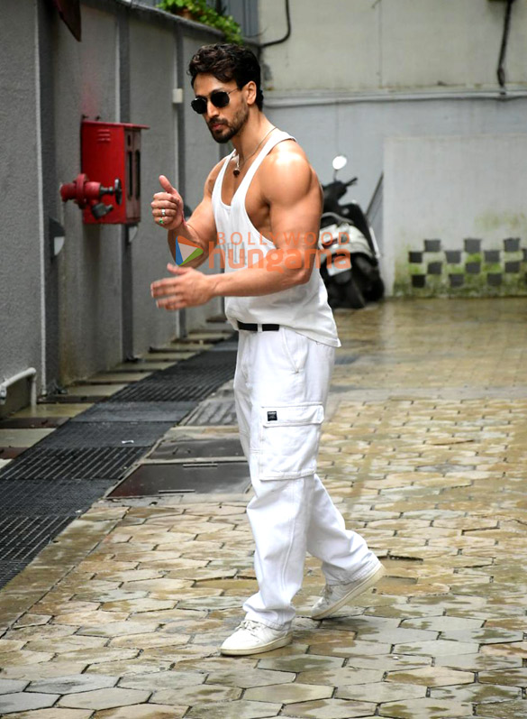 photos tiger shroff snapped in bandra 4 5