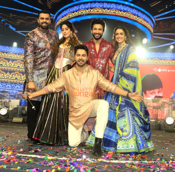 Photos: Varun Dhawan, Janhvi Kapoor, Sanya Malhotra, Rohit Saraf and Maniesh Paul snapped promoting Sunny Sanskari Ki Tulsi Kumari at Falguni Pathak’s Dandiya Night Photos: Varun Dhawan, Janhvi Kapoor, Sanya Malhotra, Rohit Saraf and Maniesh Paul snapped promoting Sunny Sanskari Ki Tulsi Kumari at Falguni Pathak’s Dandiya Night