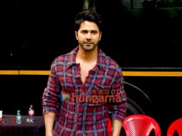 Photos: Varun Dhawan, Maniesh Paul and Rohit Saraf snapped in Andheri