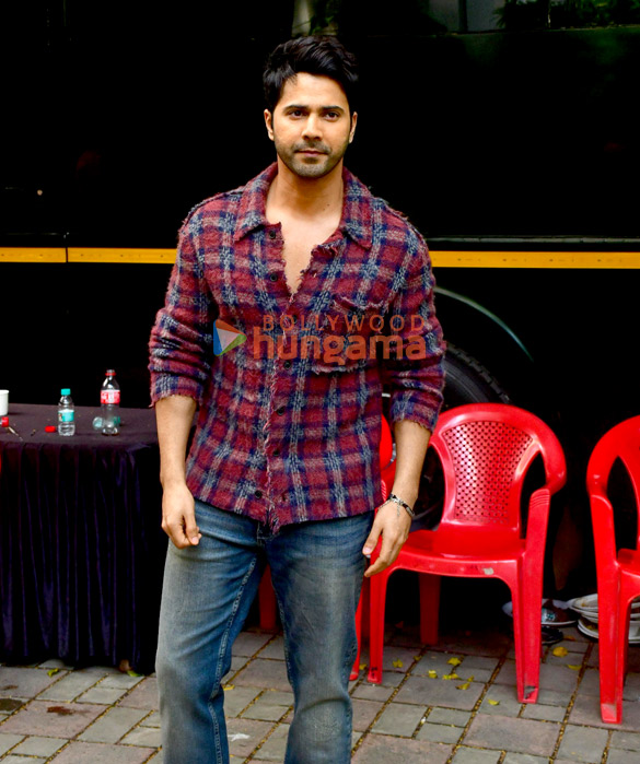 Photos: Varun Dhawan, Maniesh Paul and Rohit Saraf snapped in Andheri Photos: Varun Dhawan, Maniesh Paul and Rohit Saraf snapped in Andheri