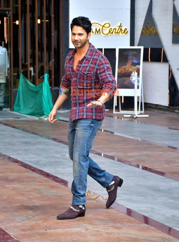photos varun dhawan and maniesh paul snapped in andheri 3
