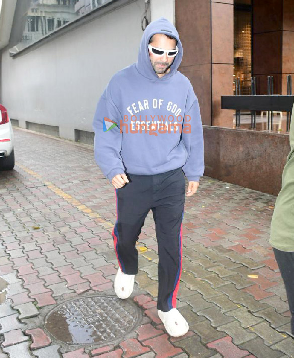 Photos: Varun Dhawan snapped at Ramesh S Taurani’s office in Khar Photos: Varun Dhawan snapped at Ramesh S Taurani’s office in Khar