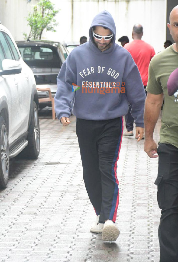 photos varun dhawan snapped at ramesh s tauranis office in khar 3