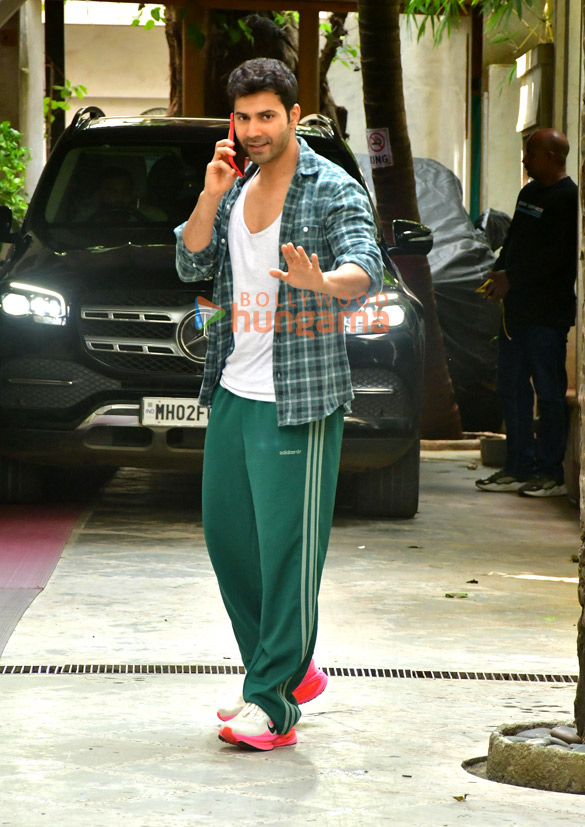 Photos: Varun Dhawan snapped in Juhu