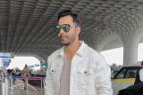 VD’s handsome look at the airport