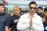 Sunny’s sanskari arrival at the airport! Varun Dhawan