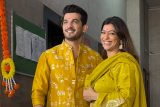 Arjun Bijlani pose with wife this Ganesh Utsav