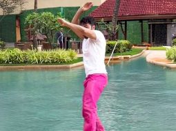 Who knew Panwadi ke peechi wali patli gali mein swimming pool hoga! Varun Dhawan
