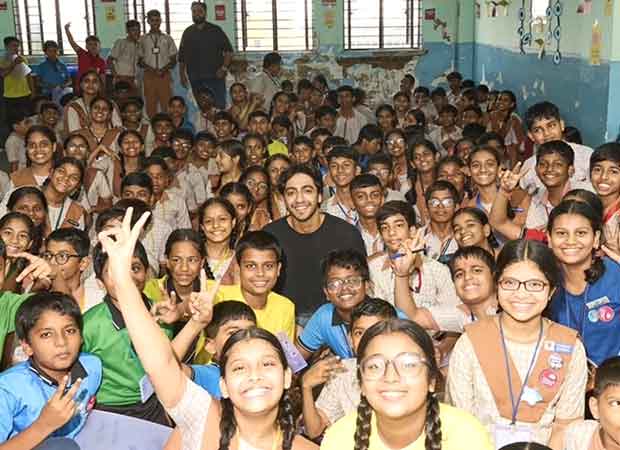 सैयारा स्टार अहान पांडे ने मुंबई की कक्षा को मुस्कुराहट, गाने और सपनों से रोशन किया; तस्वीरें देखें!