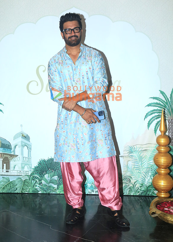 gauahar khan ayesha khan and others attending ravi dubey and sargun mehtas diwali party 21