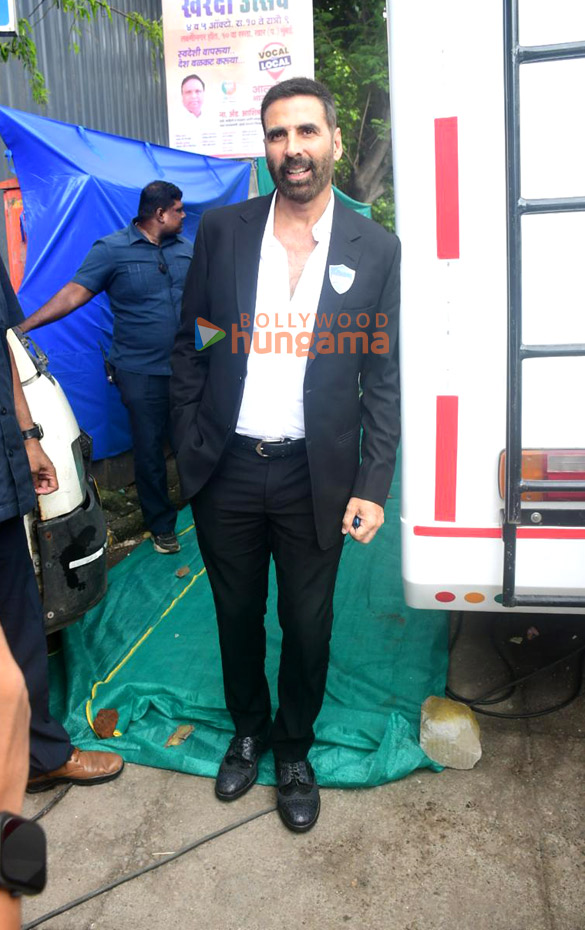 Photos: Akshay Kumar snapped in Bandra Photos: Akshay Kumar snapped in Bandra