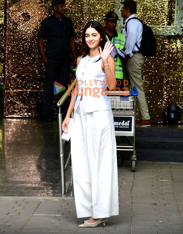photos ananya panday and karan johar snapped at kalina airport 6