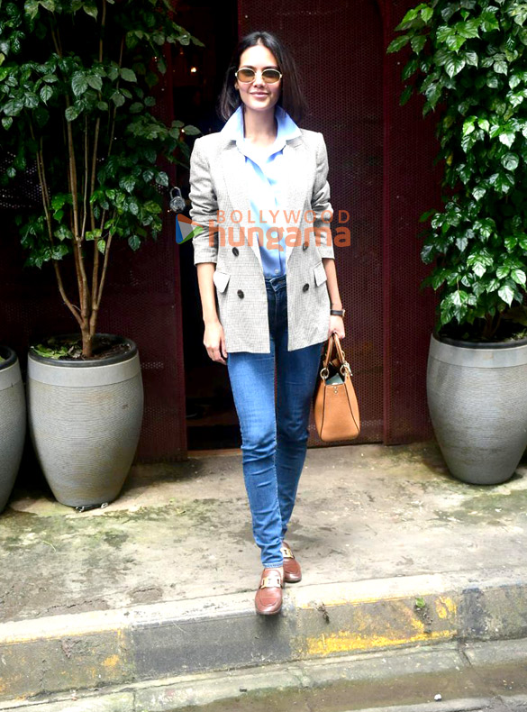 photos esha gupta snapped outside a salon in bandra 5 4