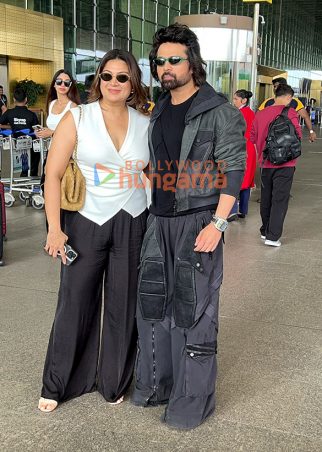 Photos: Himesh Reshammiya snapped with his wife at the airport