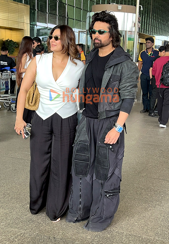 photos himesh reshammiya snapped with his wife at the airport 3