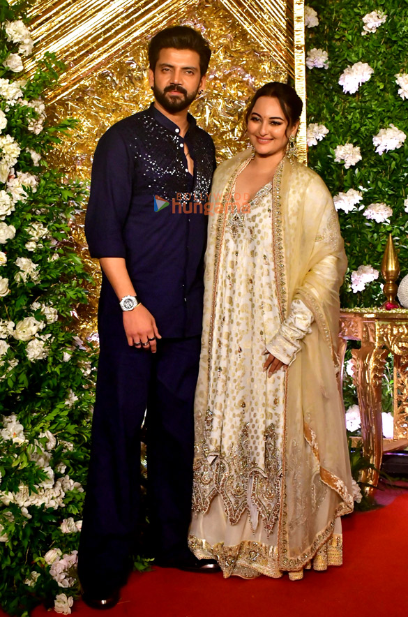 photos hrithik roshan saba azad mrunal thakur pooja hegde mouni roy nora fatehi and others snapped attending ramesh s tauranis diwali bash 15