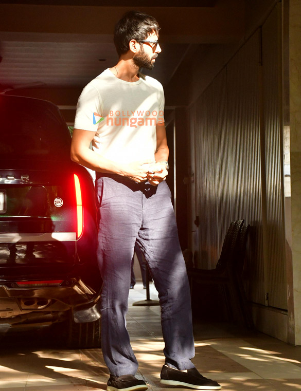 photos kartik aaryan and karan johar snapped in juhu 1 2