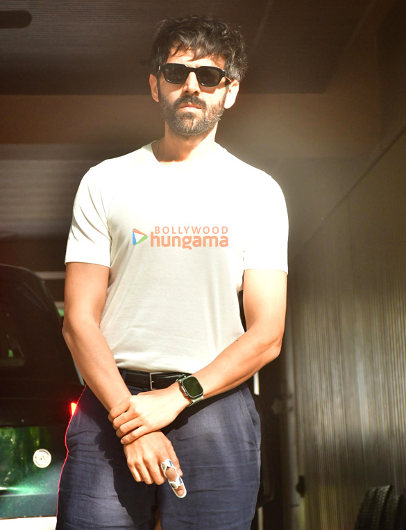 photos kartik aaryan and karan johar snapped in juhu 12
