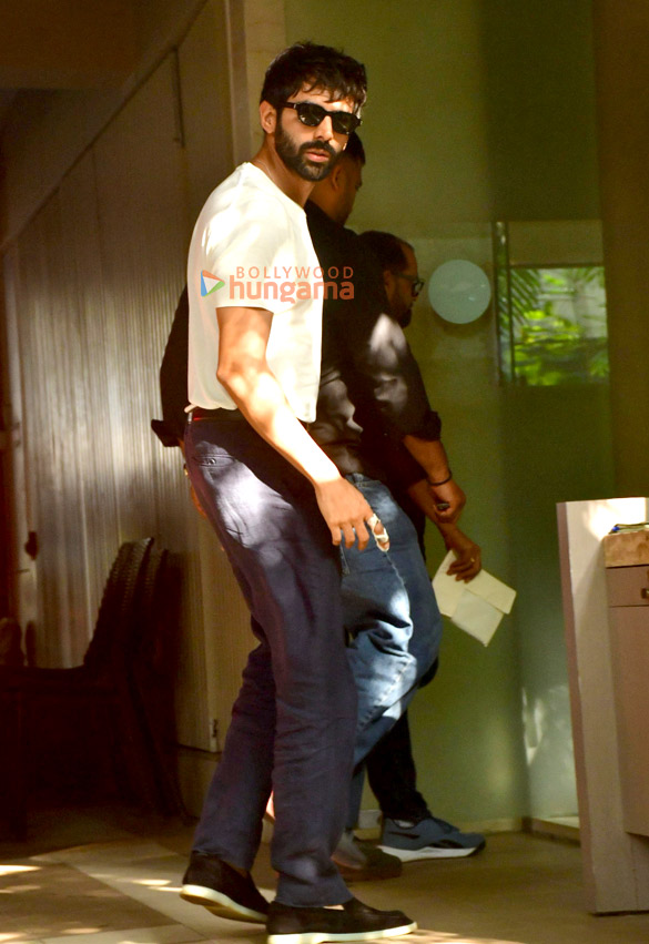 photos kartik aaryan and karan johar snapped in juhu 5