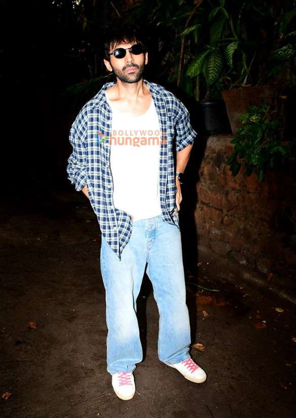 photos kartik aryan spotted at krome studio in bandra 5