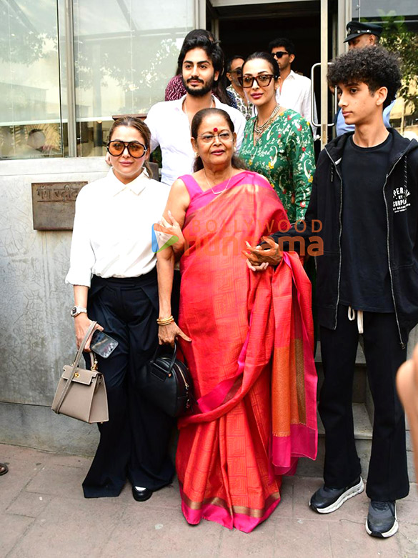 Photos: Malaika Arora, Amrita Arora and family snapped outside a restaurant in Bandra Photos: Malaika Arora, Amrita Arora and family snapped outside a restaurant in Bandra