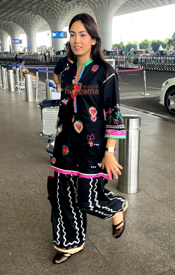 photos malavika mohanan and mira rajput kapoor snapped at the airport 4