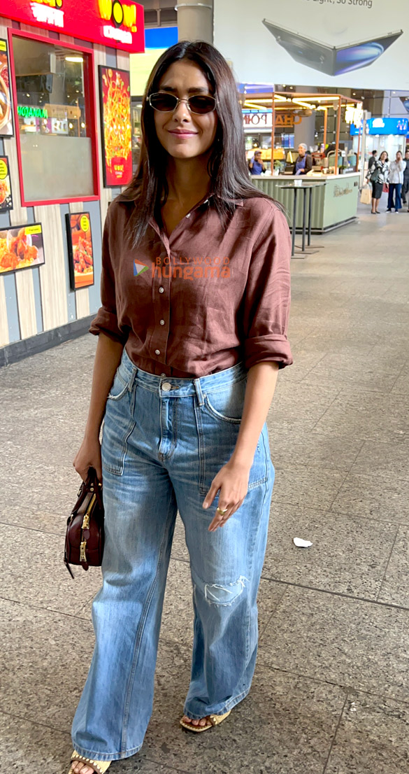 Photos: Mrunal Thakur and Allu Arjun snapped at the airport Photos: Mrunal Thakur and Allu Arjun snapped at the airport