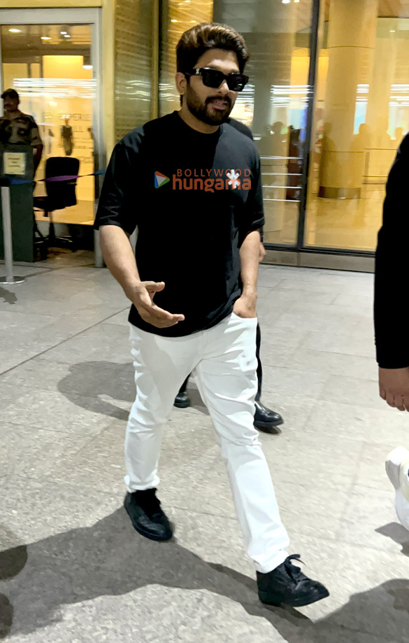 photos mrunal thakur and allu arjun snapped at the airport 2