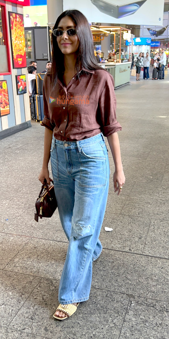 photos mrunal thakur and allu arjun snapped at the airport 3