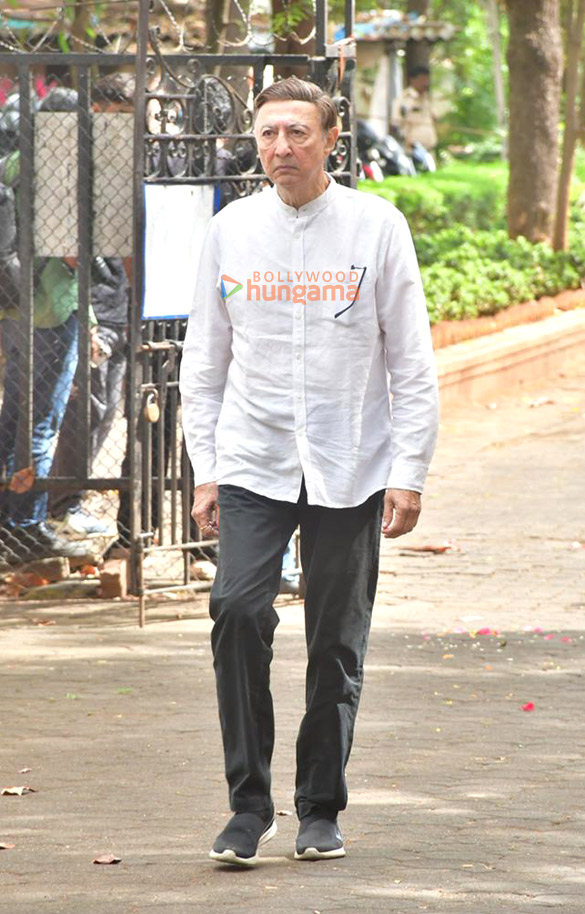 photos rajesh kumar rupali ganguly neil nitin mukesh sumeet raghavan and others attend the funeral of satish shah 20