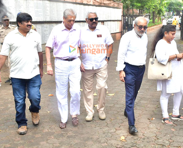 photos rajesh kumar rupali ganguly neil nitin mukesh sumeet raghavan and others attend the funeral of satish shah 21