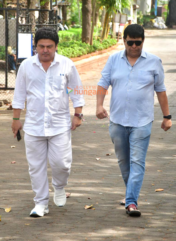 photos rajesh kumar rupali ganguly neil nitin mukesh sumeet raghavan and others attend the funeral of satish shah 26