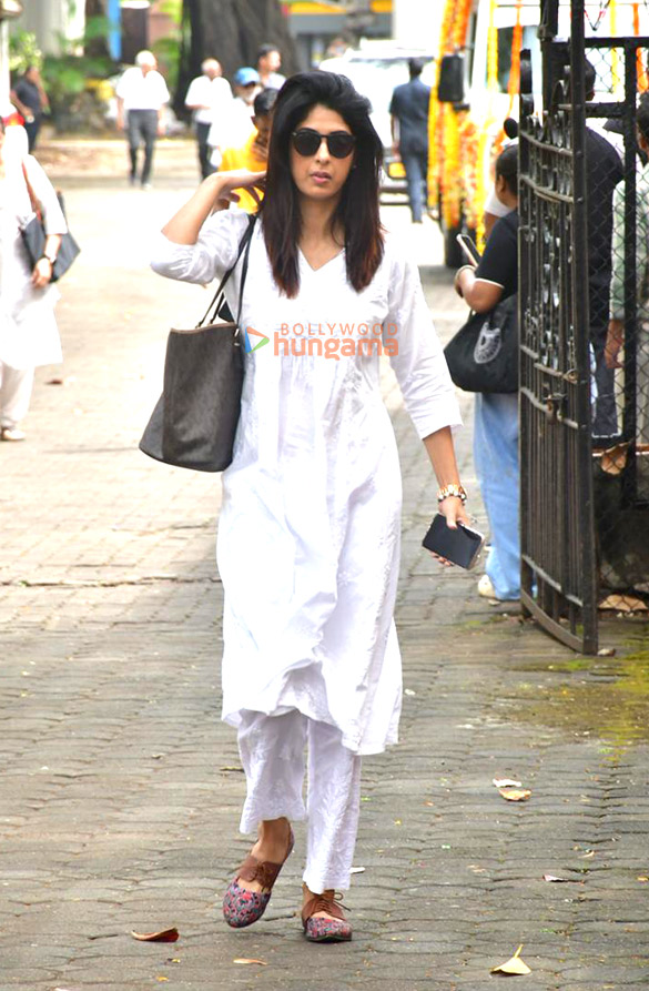 photos rajesh kumar rupali ganguly neil nitin mukesh sumeet raghavan and others attend the funeral of satish shah 28