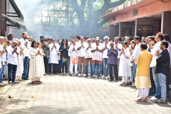 photos rajesh kumar rupali ganguly neil nitin mukesh sumeet raghavan and others attend the funeral of satish shah 3