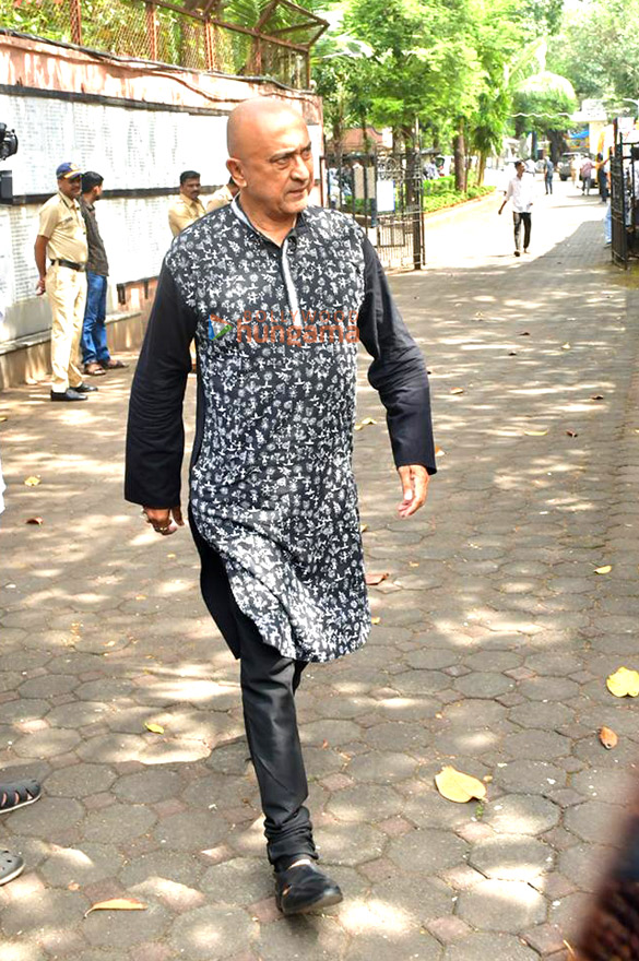photos rajesh kumar rupali ganguly neil nitin mukesh sumeet raghavan and others attend the funeral of satish shah 5