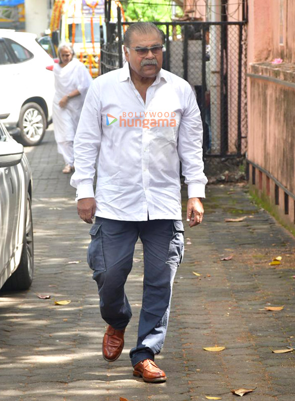 photos rajesh kumar rupali ganguly neil nitin mukesh sumeet raghavan and others attend the funeral of satish shah 9