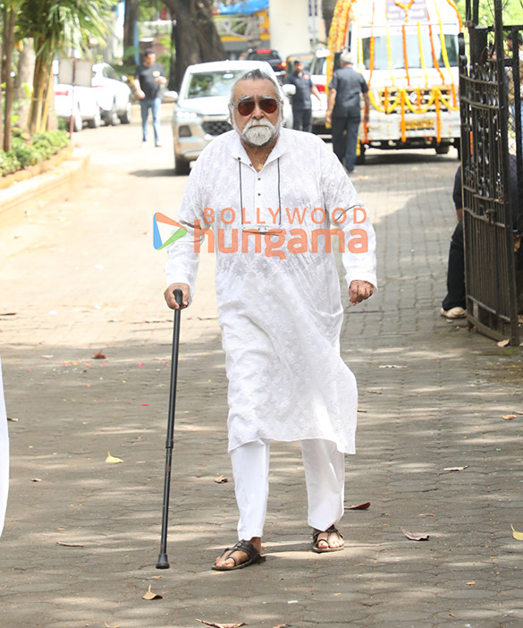 photos rajesh kumar rupali ganguly neil nitin mukesh sumeet raghavan and others attend the funeral of satish shah 9977 3