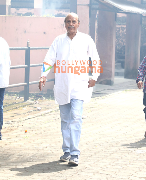 photos rajesh kumar rupali ganguly neil nitin mukesh sumeet raghavan and others attend the funeral of satish shah 9977 4