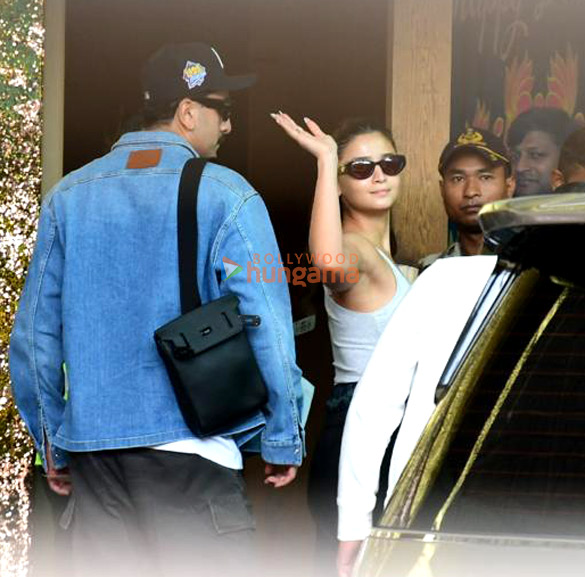 photos ranbir kapoor alia bhatt and ayan mukerji snapped at kalina airport 2