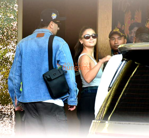 photos ranbir kapoor alia bhatt and ayan mukerji snapped at kalina airport 6