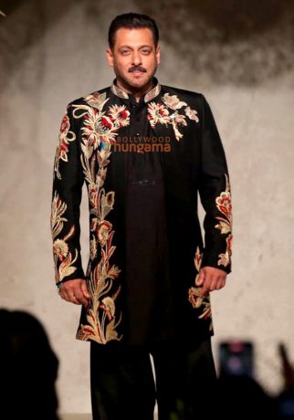 Photos: Salman Khan, Sonakshi Sinha, Sushmita Sen, Riteish Deshumukh, Genelia Deshumukh and others attend Vikram Phadnis’ 35 Years anniversary celebration in JW Marriott, Juhu