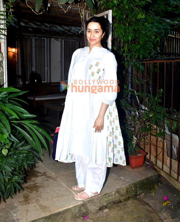 photos shraddha kapoor snapped in juhu 5 17