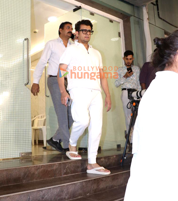 Photos: Sonu Nigam, Johny Lever, Rupali Ganguly, Rajesh Kumar and others attend Satish Shah’s prayer meet