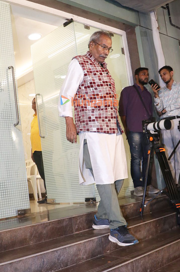 photos sonu nigam johny lever rupali ganguly rajesh kumar and others attend satish shahs prayer meet 40