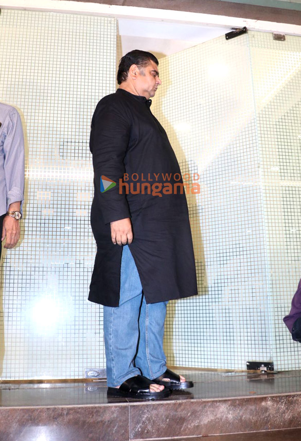 photos sonu nigam johny lever rupali ganguly rajesh kumar and others attend satish shahs prayer meet 9